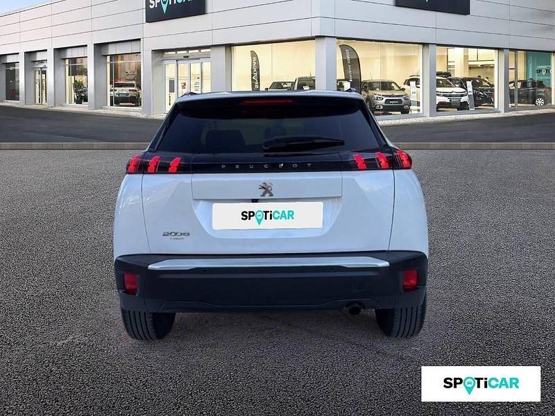 Usado Peugeot 2008 Allure 100 CV (73 kW) 2021 Blanco SUV