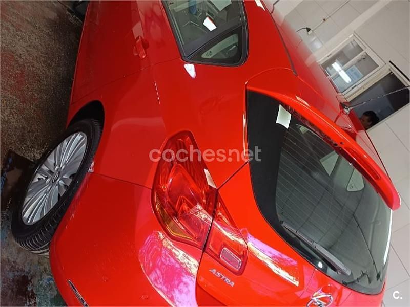 Rojo Usado 2014 Opel Astra Selective Berlina | 8200 € (Precio justo) - Imagen 1/4
