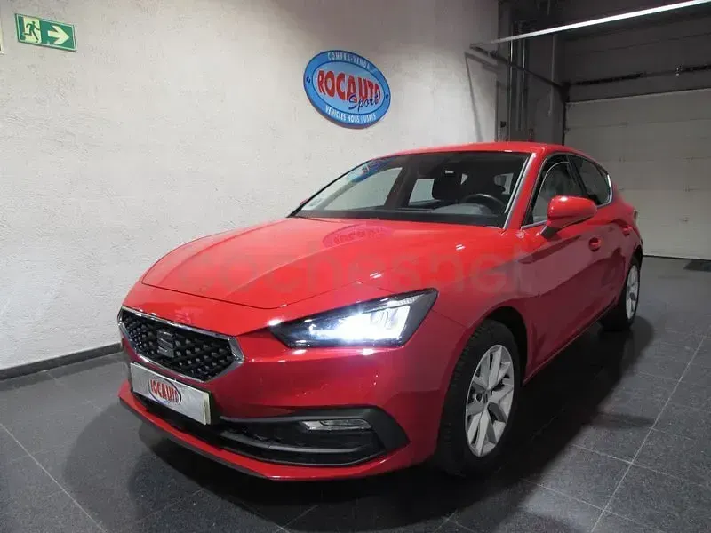 Usado Seat Leon Reference 110 CV (80 kW) 2022 Rojo Berlina