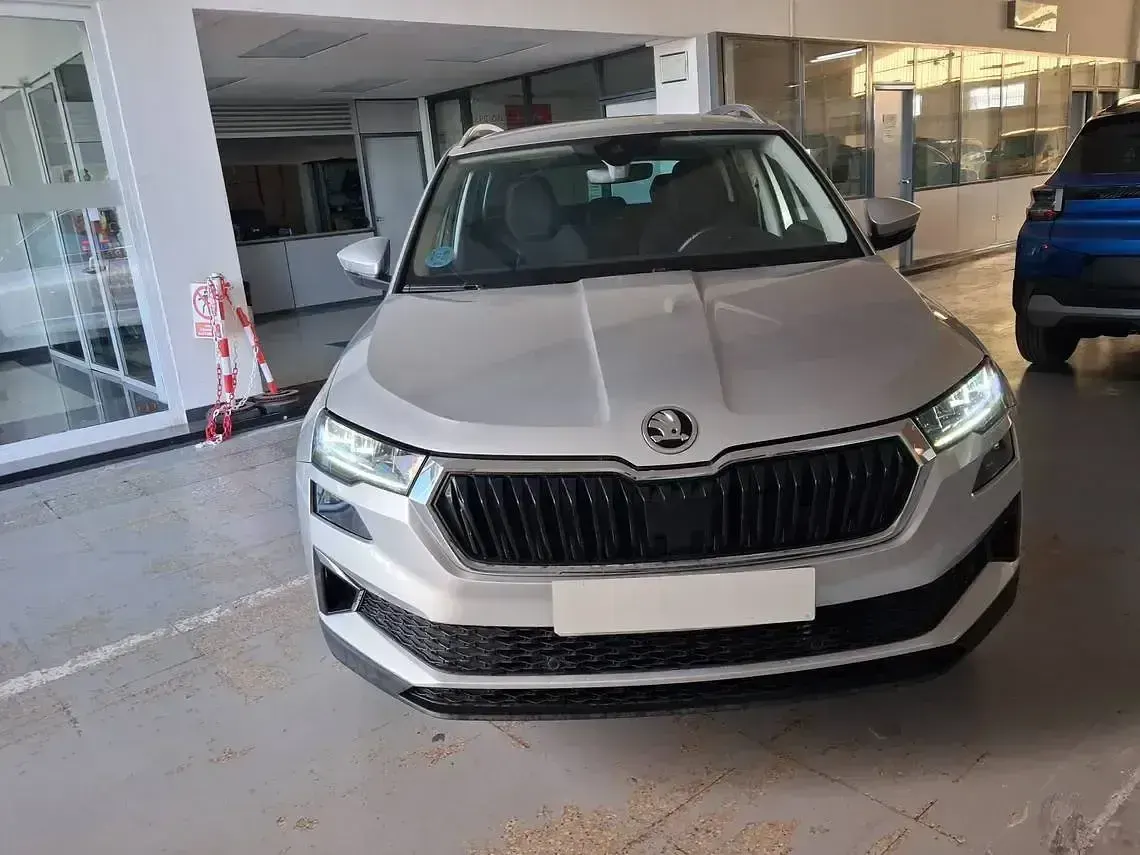 Usado Skoda Karoq Ambition 150 CV (110 kW) 2023 Gris SUV