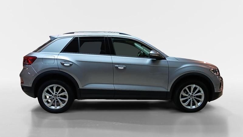 Usado VW T-Roc 110 CV (80 kW) 2024 Gris / plata SUV
