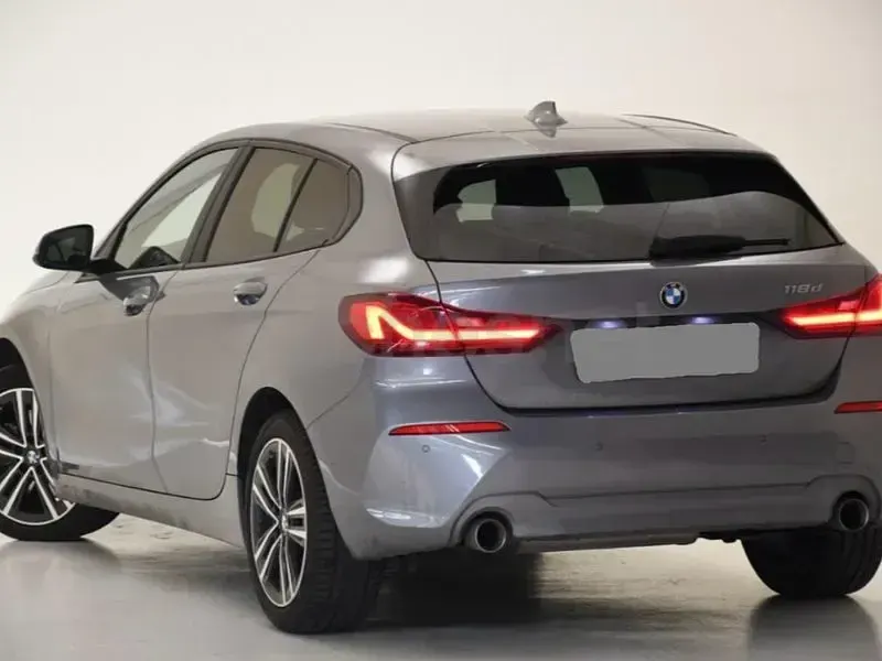 Usado BMW 118 150 CV (110 kW) 2022 Gris / plata Utilitario