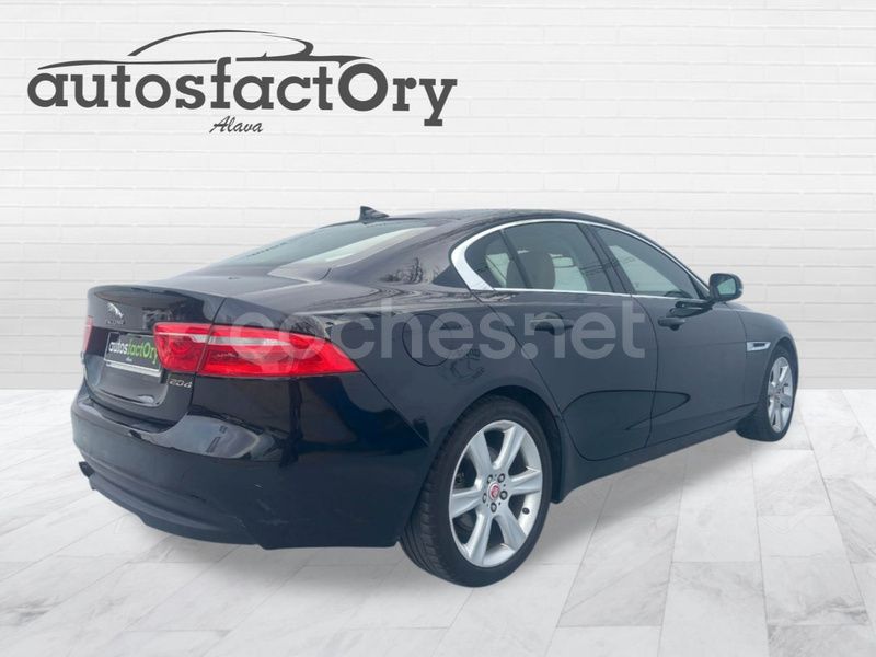 Usado Jaguar XE R-Sport 180 CV (132 kW) 2016 Negro Berlina