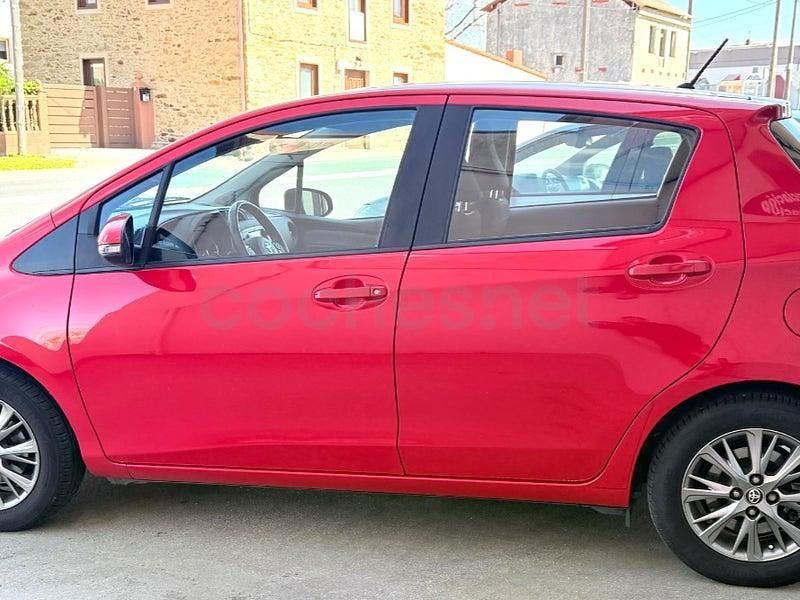 Usado Toyota Yaris Active 69 CV (50 kW) 2019 Rojo Berlina