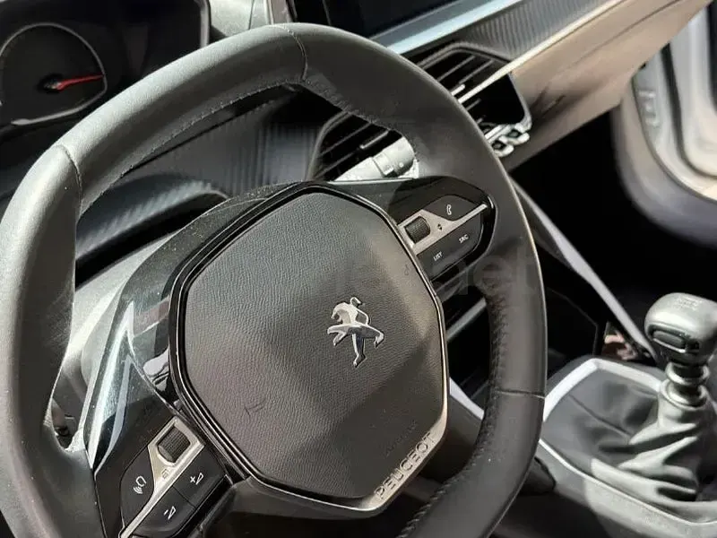 Usado Peugeot 208 Active 100 CV (73 kW) 2022 Blanco Utilitario
