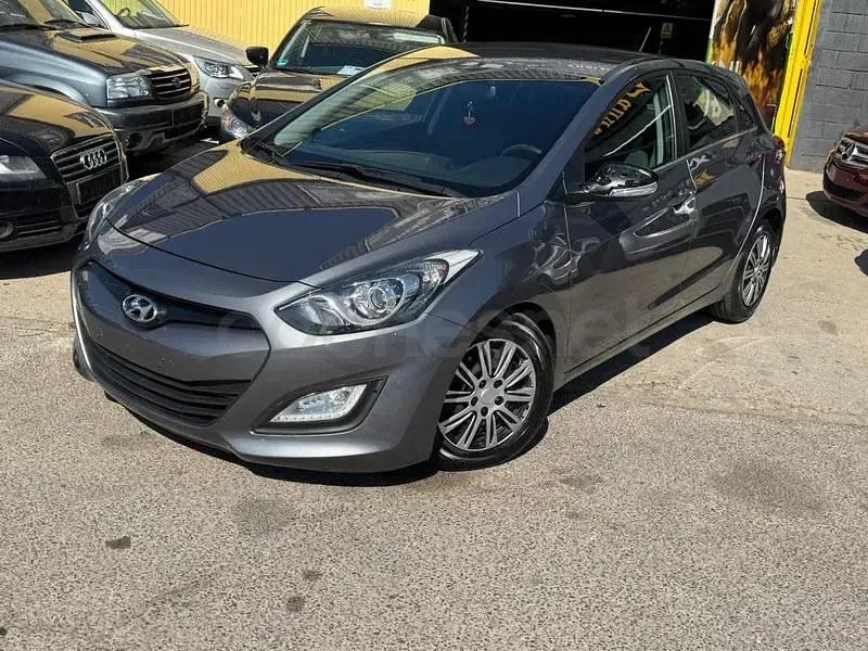 Usado Hyundai i30 Style 135 CV (99 kW) 2013 Gris / plata Berlina