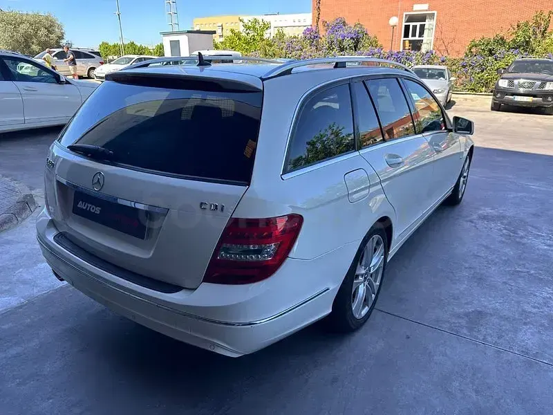 Usado Mercedes C220 Avantgarde 170 CV (125 kW) 2012 Blanco Familiar