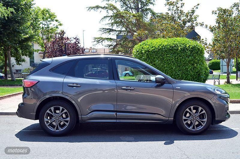 Usado Ford Kuga ST-Line X 150 CV (110 kW) 2020 Gris / plata SUV