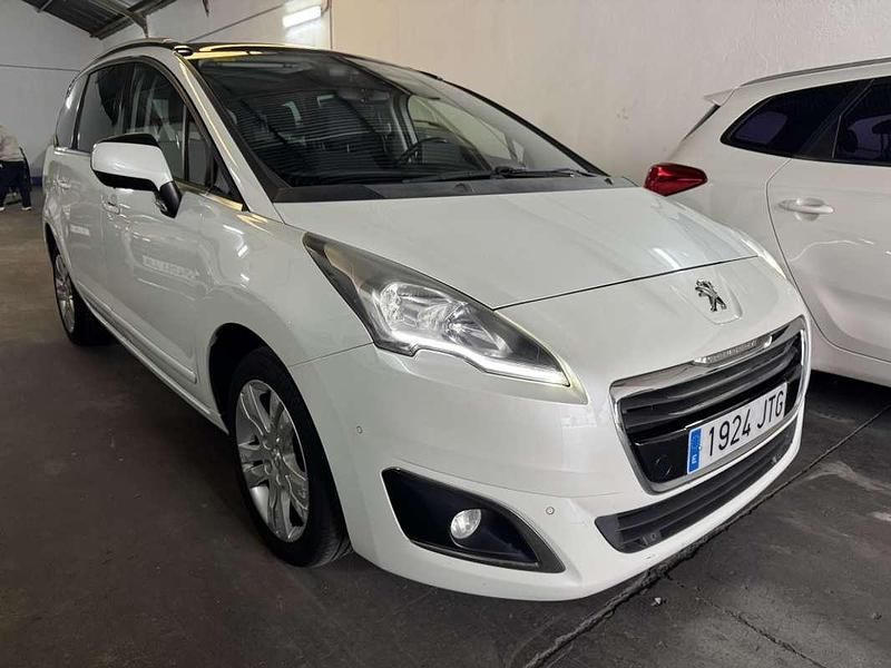 Usado Peugeot 5008 Allure 120 CV (88 kW) 2016 Blanco Monovolumen