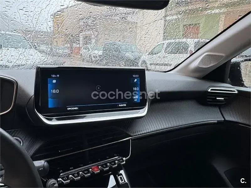 Usado Peugeot 208 Allure 100 CV (73 kW) 2022 Rojo Utilitario