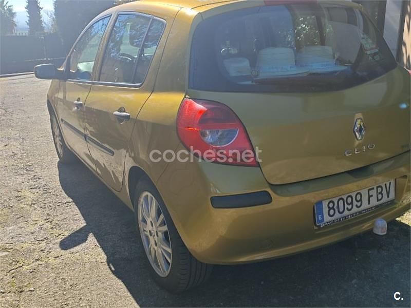 Usado Renault Clio II Dynamique 85 CV (62 kW) 2006 Amarillo Berlina