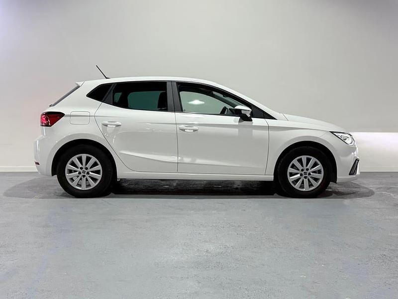 Usado Seat Ibiza Style Plus 110 HP (80 kW) 2022 Branco Sedan