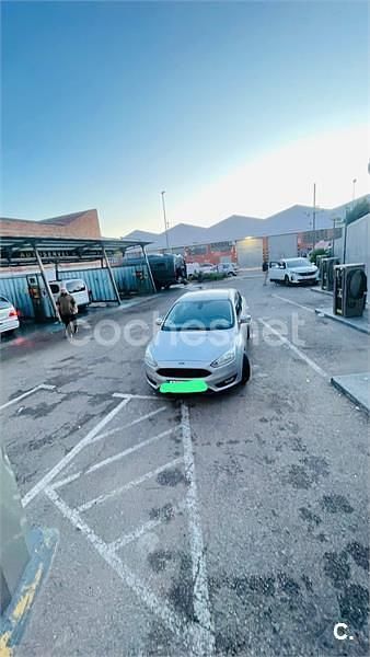 Usado Ford Focus Trend 100 CV (73 kW) 2015 Gris / plata Berlina