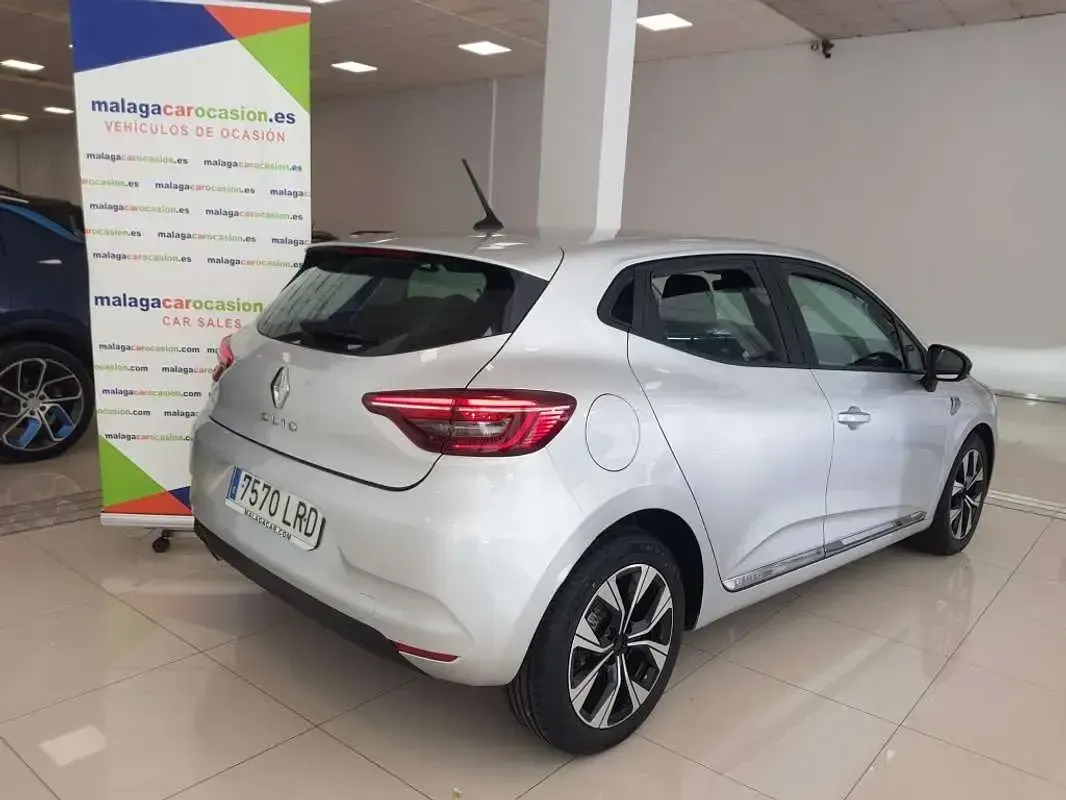 Usado Renault Clio LIMITED 91 CV (66 kW) 2021 Plateado Utilitario
