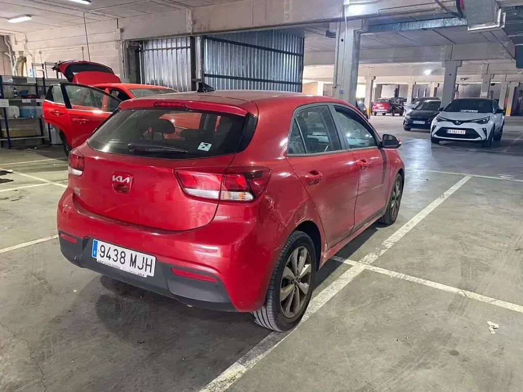 Usado Kia Rio 100 CV (73 kW) 2023 Rojo Berlina