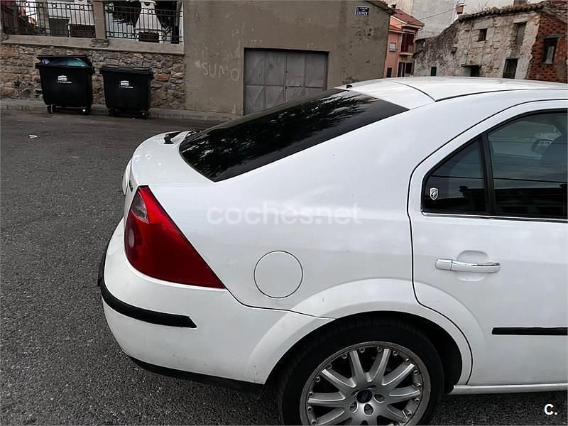 Usado Ford Mondeo Trend 155 CV (114 kW) 2004 Blanco Berlina