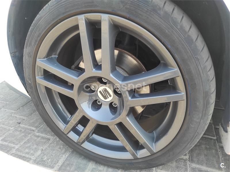 Usado Seat Leon 110 CV (80 kW) 2005 Blanco Berlina