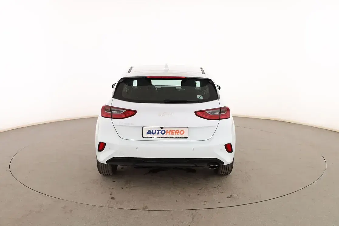 Usado Kia Ceed 101 CV (74 kW) 2022 Blanco Utilitario