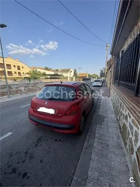 Usado Peugeot 207 70 CV (51 kW) 2006 Rojo Berlina