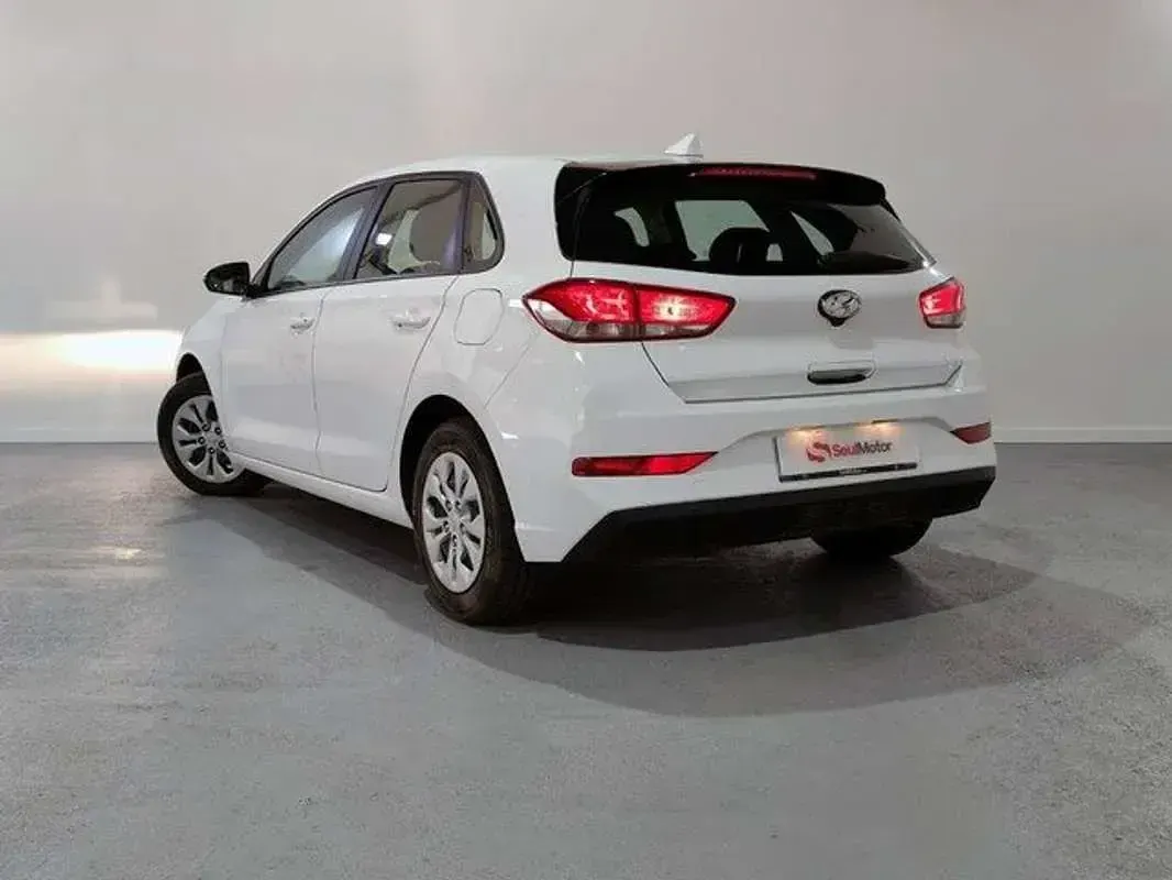 Usado Hyundai i30 110 CV (80 kW) 2022 Blanco Utilitario