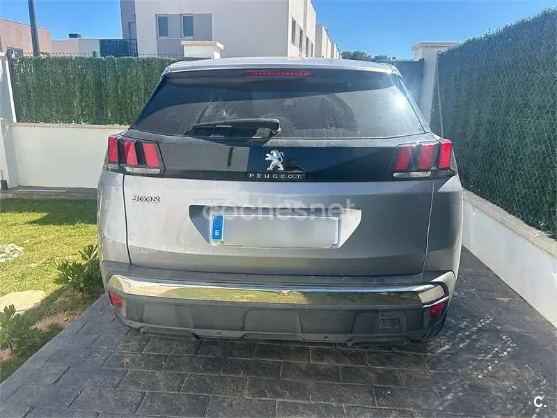 Usado Peugeot 3008 Allure 130 CV (95 kW) 2018 Gris / plata SUV