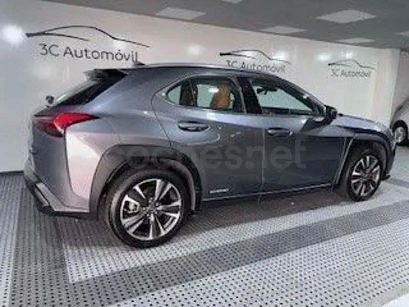 Usado Lexus UX Luxury Line 184 CV (135 kW) 2020 Gris / plata SUV