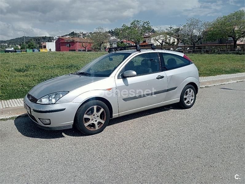 Usado Ford Focus Trend 100 CV (73 kW) 2002 Gris / plata Berlina