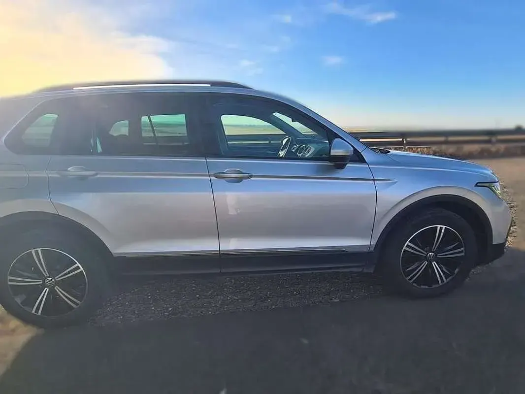 Usado VW Tiguan Life 150 CV (110 kW) 2021 Gris SUV