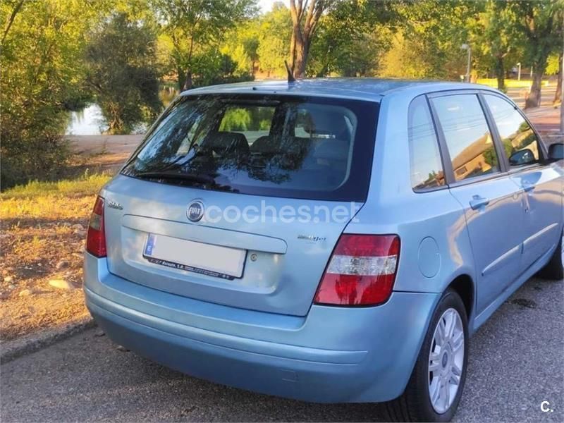 Usado Fiat Stilo Dynamic 150 CV (110 kW) 2005 Azul Berlina