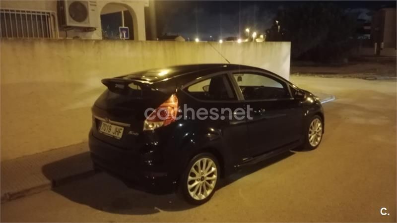 Negro Usado 2015 Ford Fiesta Sport Utilitario | 6000 € (Caro) - Imagen 1/4