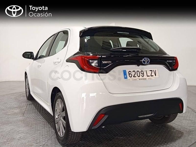 Usado Toyota Yaris Hybrid Active 116 CV (85 kW) 2022 Blanco Berlina