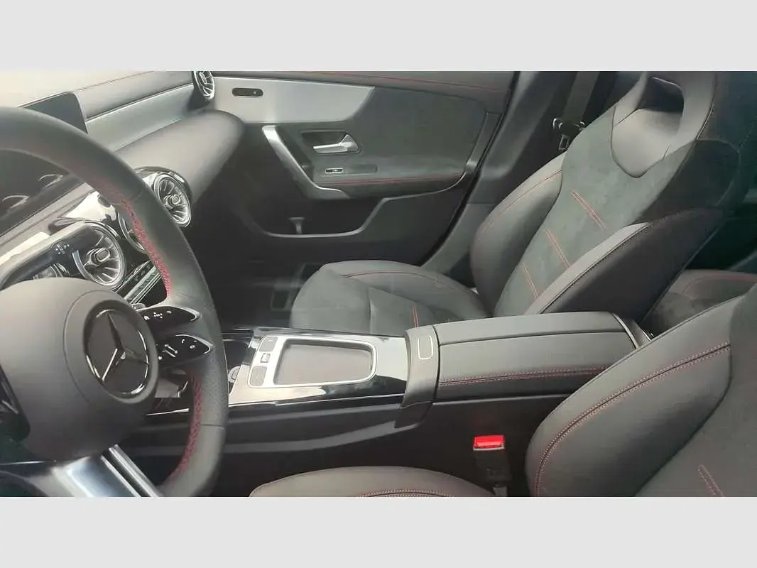 Usado Mercedes CLA250e 218 CV (160 kW) 2025 Blanco Coupe