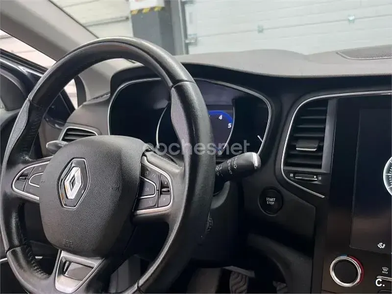 Usado Renault Mégane IV Zen 130 CV (95 kW) 2018 Azul Berlina