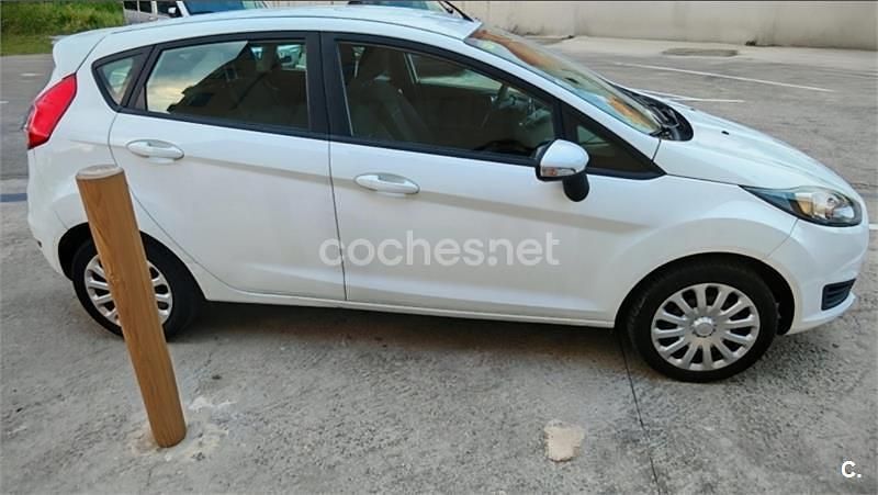 Usado Ford Fiesta Trend 75 CV (55 kW) 2014 Blanco Utilitario