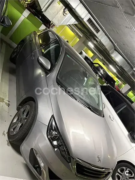 Usado Peugeot 308 Allure 125 CV (91 kW) 2014 Gris / plata Berlina