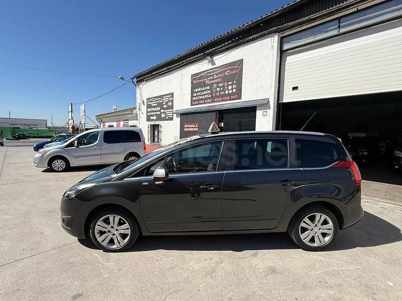 Usado Peugeot 5008 Active 120 CV (88 kW) 2016 Gris / plata Monovolumen