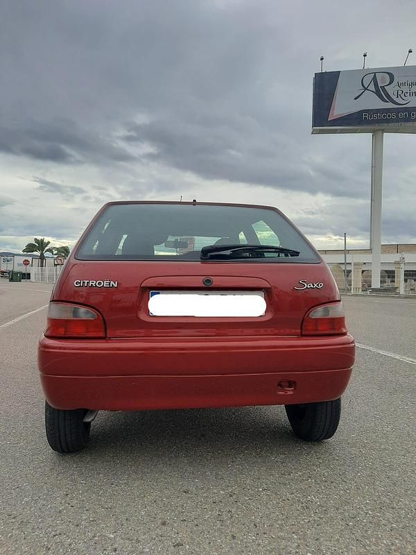 Usado Citroën Saxo 75 CV (55 kW) 2001 Rojo Utilitario