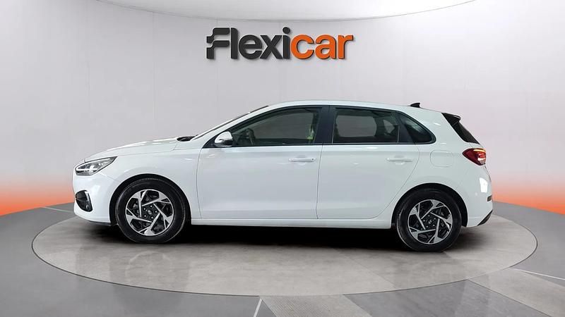 Usado Hyundai i30 101 CV (74 kW) 2024 Blanco Berlina