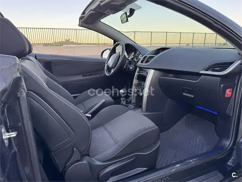 Usado Peugeot 207 CC 120 CV (88 kW) 2011 Negro Descapotable