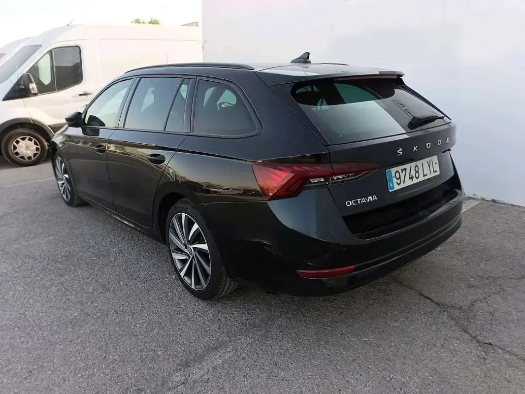 Usado Skoda Octavia Sport 150 CV (110 kW) 2022 Negro Familiar