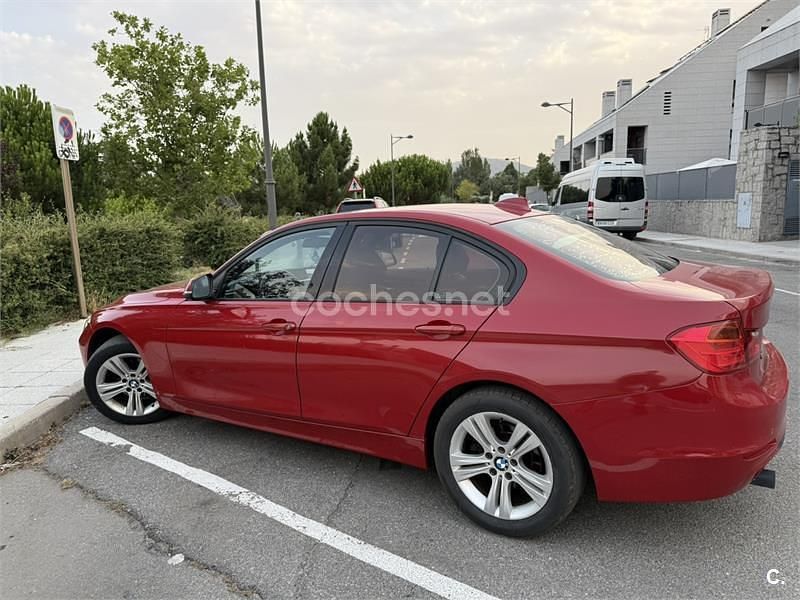 Usado BMW 318 143 CV (105 kW) 2013 Rojo Familiar