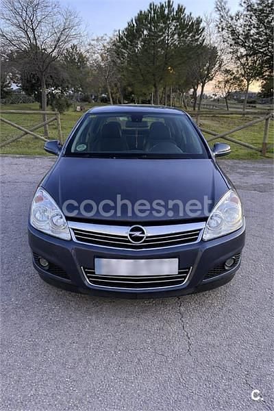 Gris / plata Usado 2009 Opel Astra Edition Berlina | 4990 € (Un poco caro) - Imagen 1/4