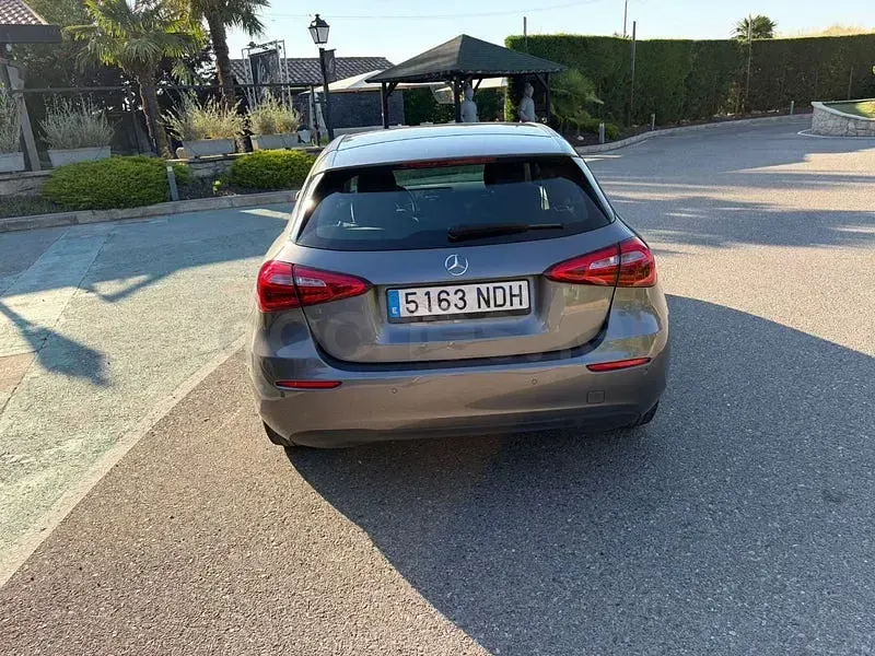 Usado Mercedes A180 116 CV (85 kW) 2021 Gris / plata Berlina
