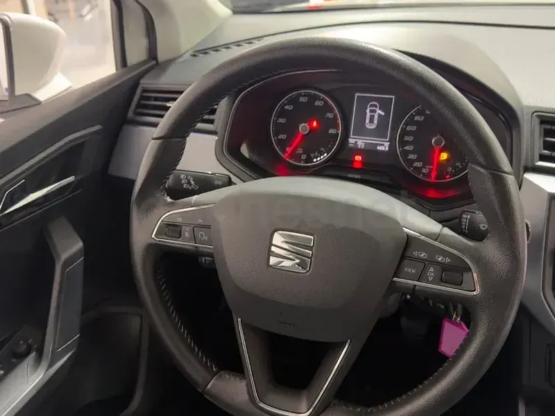 Usado Seat Arona Style Plus 110 CV (80 kW) 2021 Blanco SUV