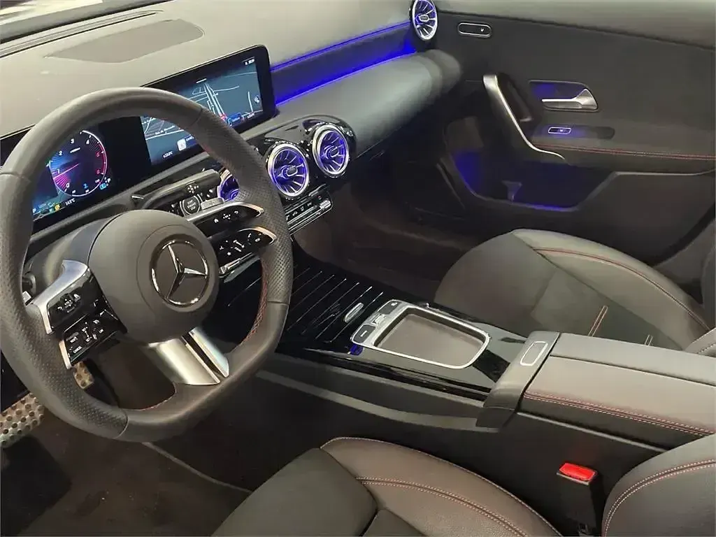 Usado Mercedes A180 AMG line 116 HP (85 kW) 2024 Branco Sedan