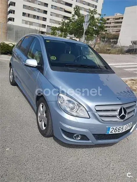 Usado Mercedes B200 140 CV (102 kW) 2009 Gris / plata Monovolumen