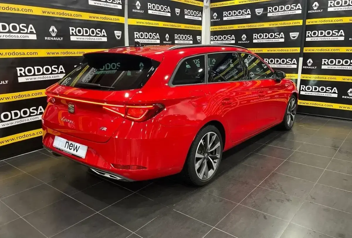 Usado Seat Leon FR 150 CV (110 kW) 2020 Rojo Familiar