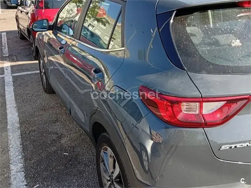 Usado Kia Stonic 84 CV (61 kW) 2022 Gris / plata SUV