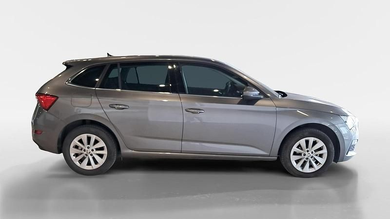 Usado Skoda Scala Ambition 95 CV (69 kW) 2024 Gris / plata Utilitario