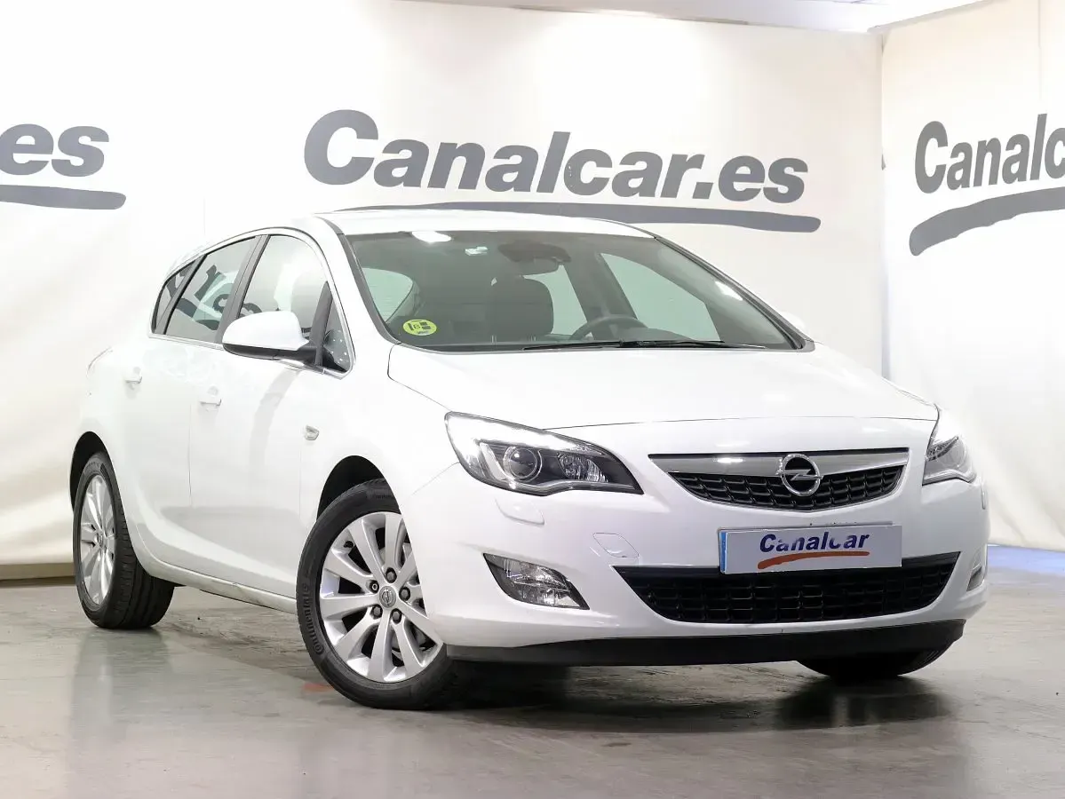 Usado Opel Astra Cosmo 110 CV (80 kW) 2011 Blanco